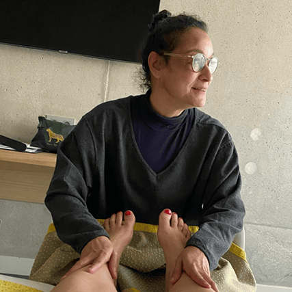 Catherine Coker en train de faire un soin de réflexologie plantaire